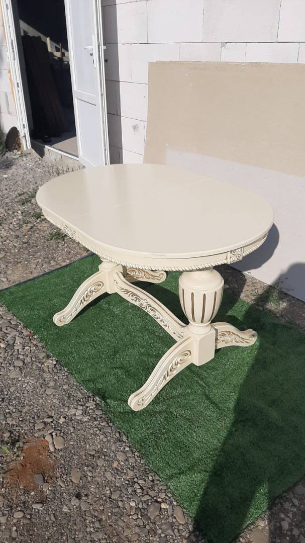 Дерев'яний стіл з узором білий слонова кость