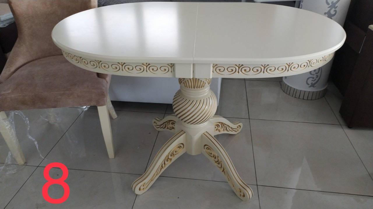 Овальний дерев'яний білий стіл