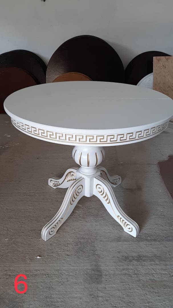Круглий білий стіл версаче
