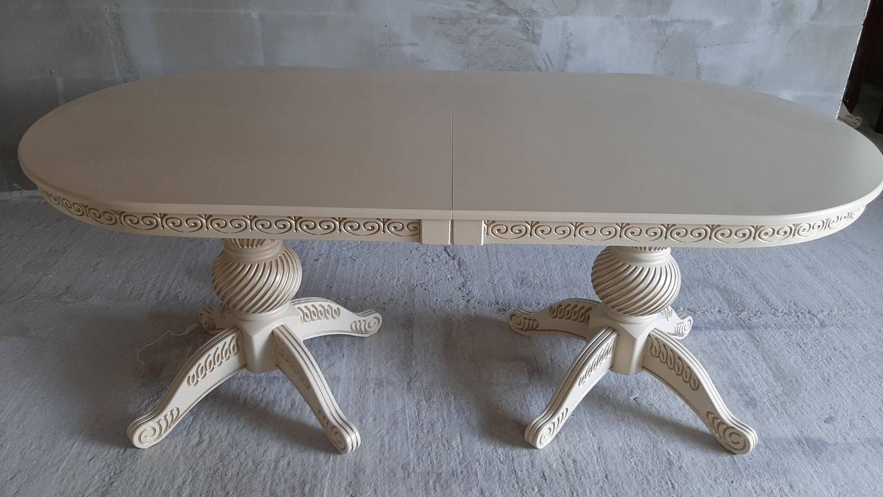 Дерев'яний білий стіл овальний
