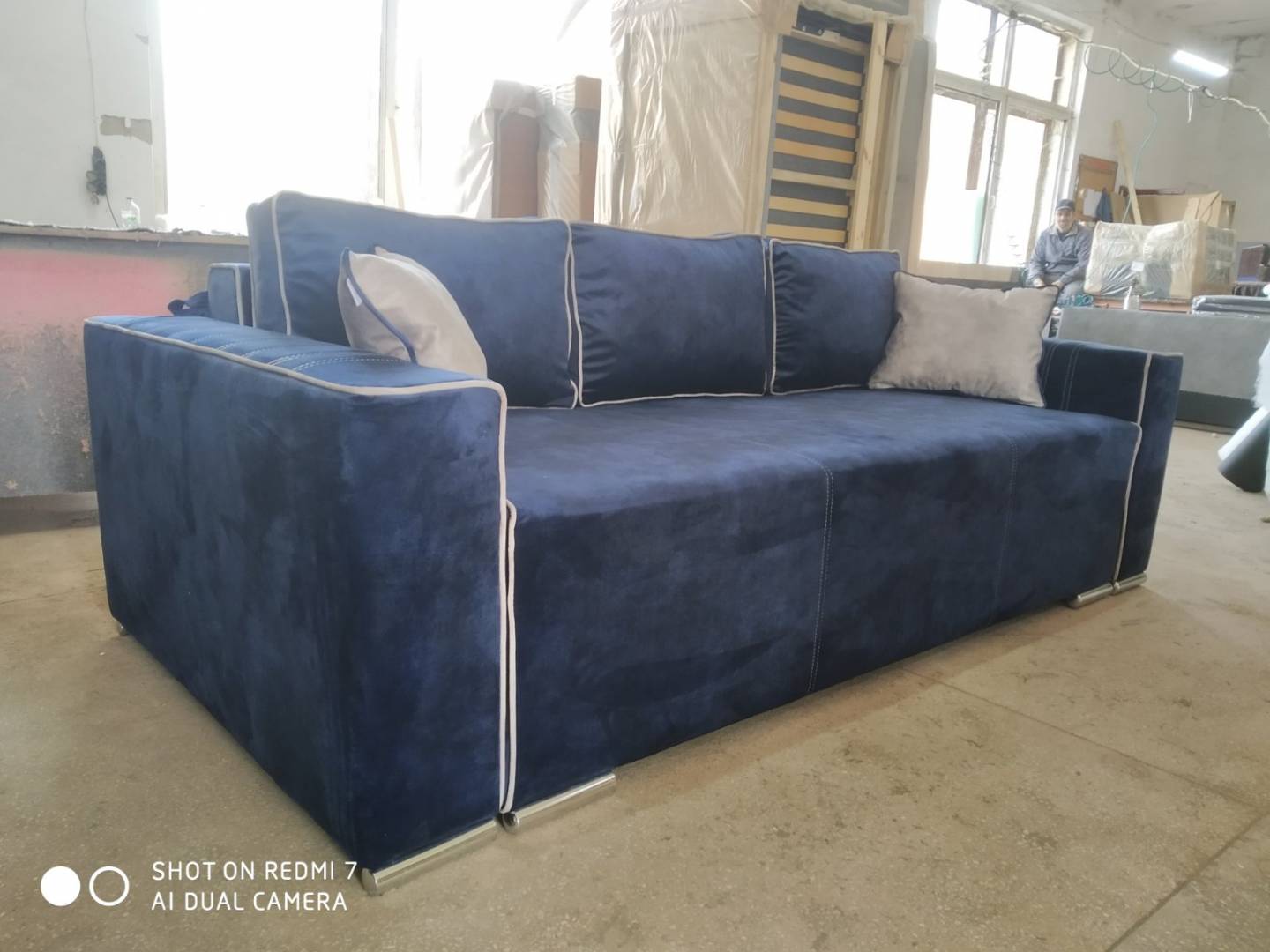 синій диван